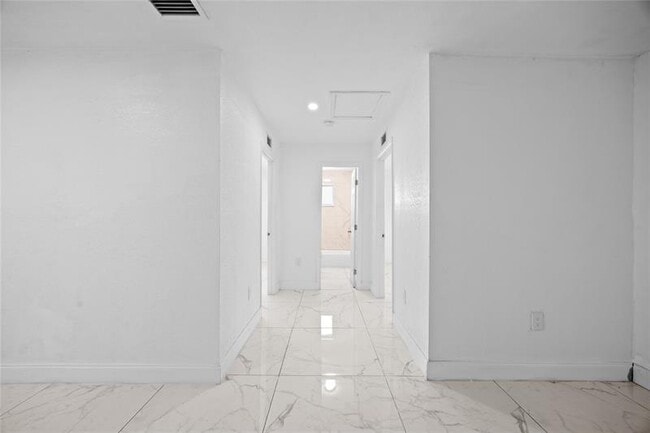 Building Photo - 1525 NE 160th St