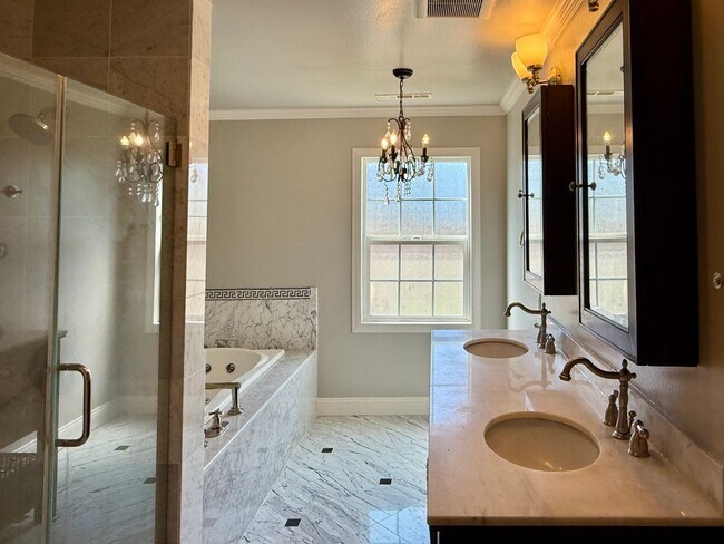Building Photo - Bright and Spacious 3 Bedroom 2 Bath Home ...
