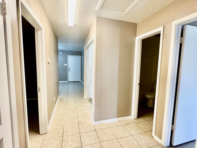 Building Photo - 1421 Reagan Dr