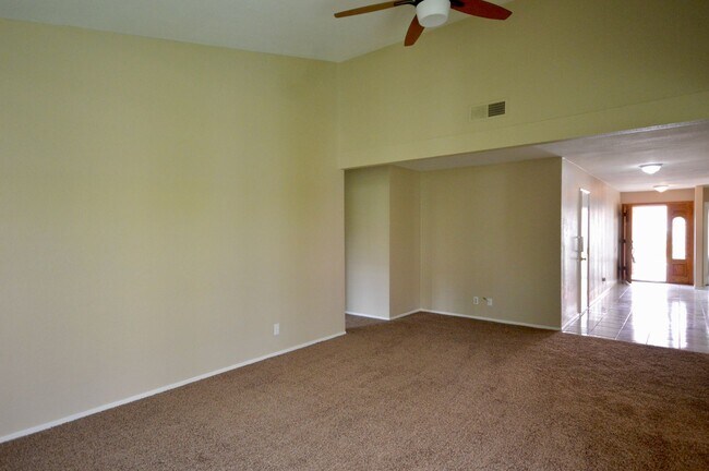 Building Photo - 2 Bedroom plus Den Home in 55+ Community i...
