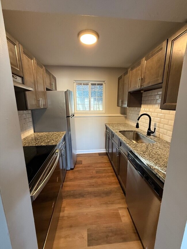 Building Photo - 2 Bedroom Townhome is Covington!