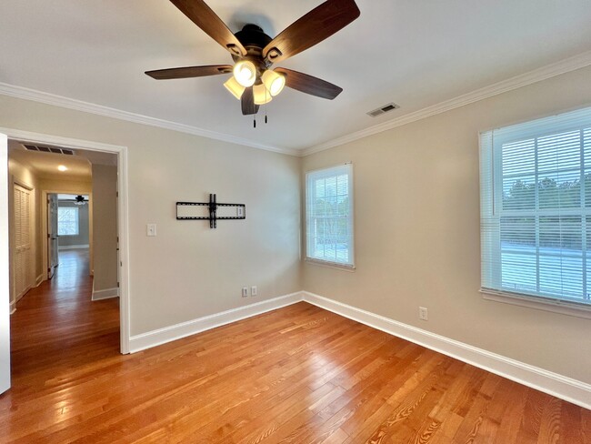 Building Photo - SPACIOUS INSIDE AND OUT!