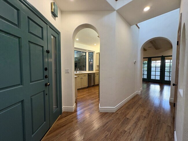 Building Photo - Spacious and Inviting 3-Bedroom, 2.5-Bath Townhome in the Heart of Menlo Park
