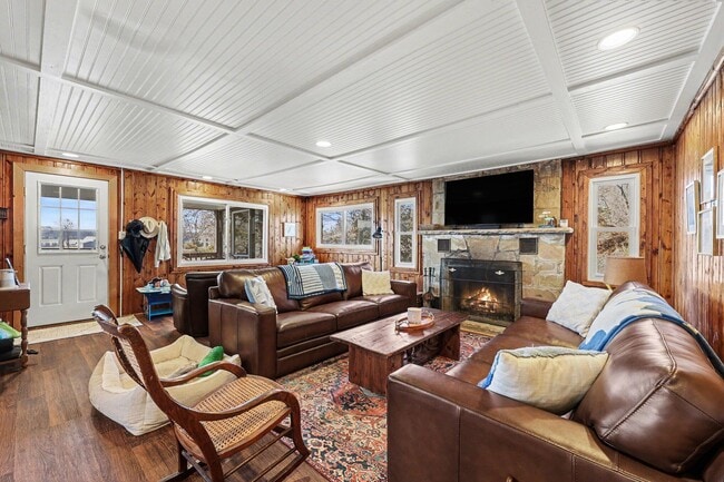 Building Photo - 5884 Rays Dr