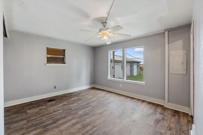 Building Photo - 606 N Pine Hill St