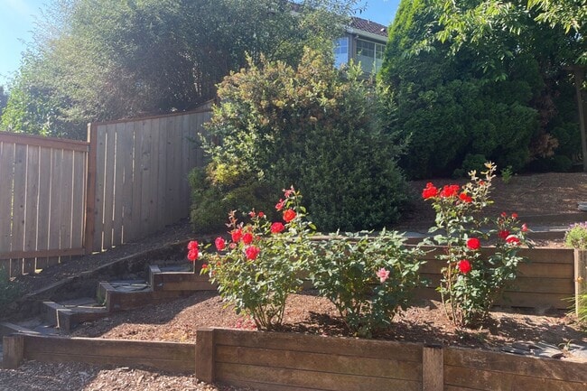 Building Photo - Gorgeous Beaverton home available with att...