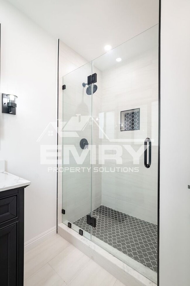 Building Photo - Amazing Deal 3 Bed 2 Bath House Arrington Ave Downey