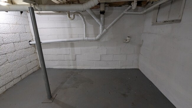 Building Photo - Welcome to this charming 3-bedroom, 1-bathroom home in Akron - Section 8 Welcome