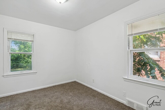 Building Photo - $1,300/month - 3 Bed 1 Bath