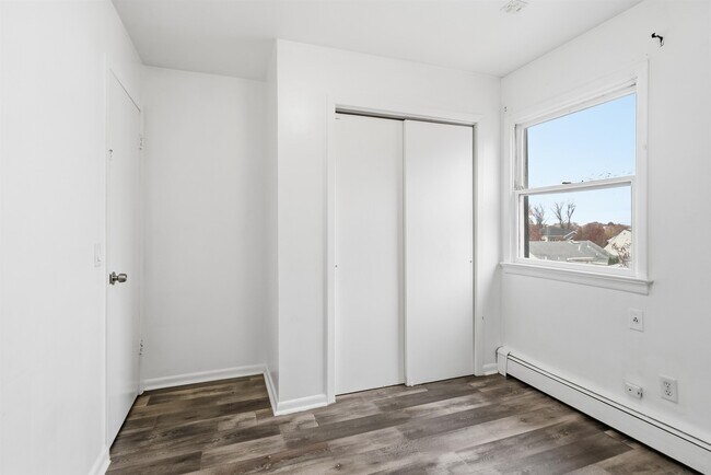 Building Photo - 2 Raydol Ave