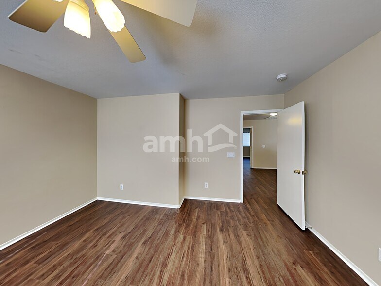 Building Photo - 1102 E Renegade Trl