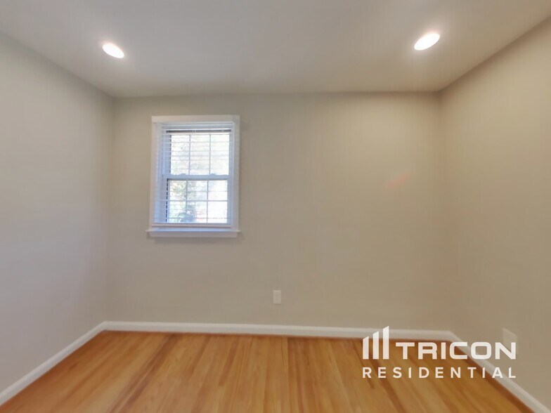Building Photo - 3024 Walnut Ln