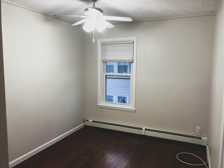 Livingroom 5b - 33 Tingley St