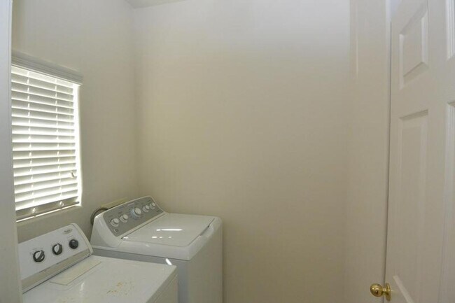 Building Photo - 3204 N Kayenta St