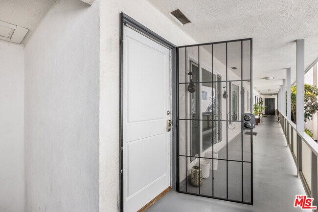 Building Photo - 1929 Tamarind Ave