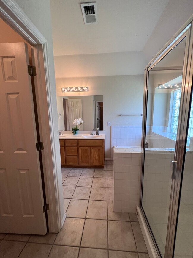 Building Photo - 4 bedroom with Storm Shelter in Yukon Gate...