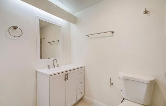 Building Photo - Newly Remodeled Home with Spacious Driveway!