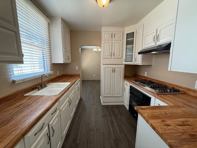 Building Photo - Cozy 3 Bedroom/1 Bath Home in Oildale!
