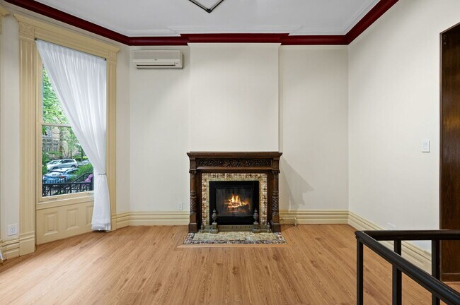 Building Photo - 617 W Fullerton Pkwy