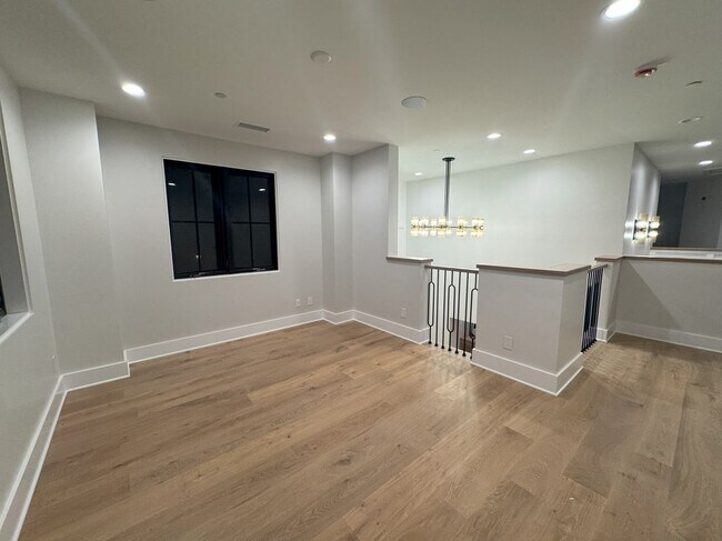 Building Photo - 3312 Kenilworth Dr