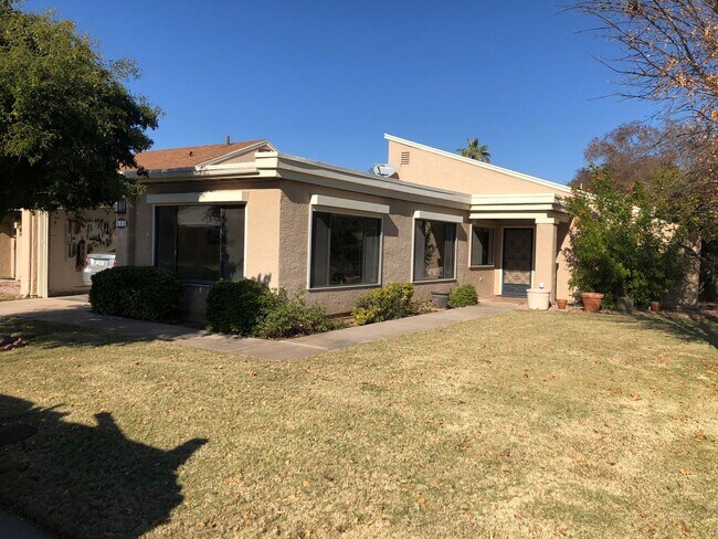 Building Photo - Lovely home with all the comforts of home. Short or Long term furnished term furnished or unfurni...