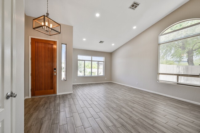 Building Photo - 6937 E Paradise Ln
