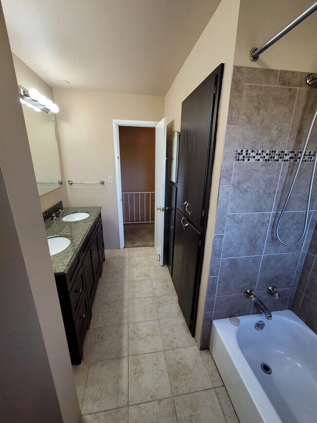 Building Photo - Great 5br/2ba House in NE Colorado Springs. Near UCCS