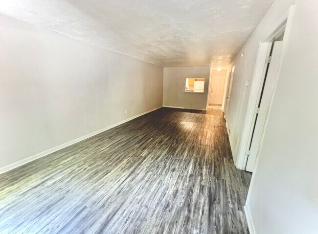 Building Photo - 2110 Golf Terrace Dr