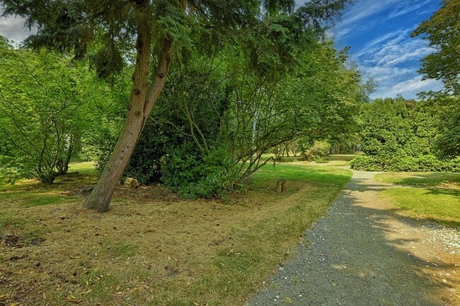 Building Photo - Stylishly Remodeled Condo in Prime Center Park Location