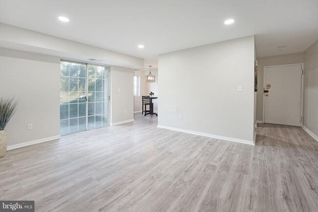 Building Photo - 1521 Colonial Dr