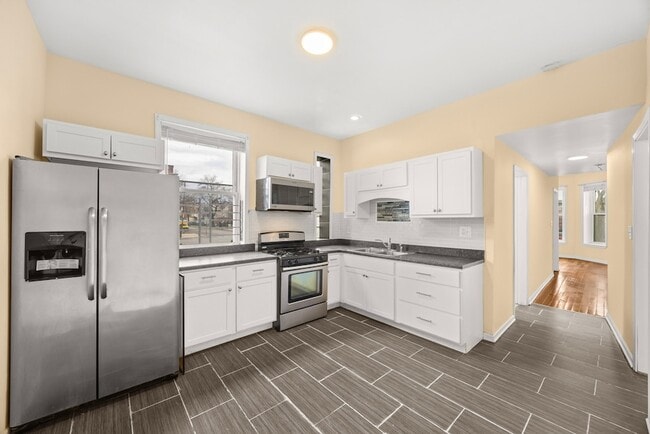 Building Photo - 6649 S Rhodes Ave