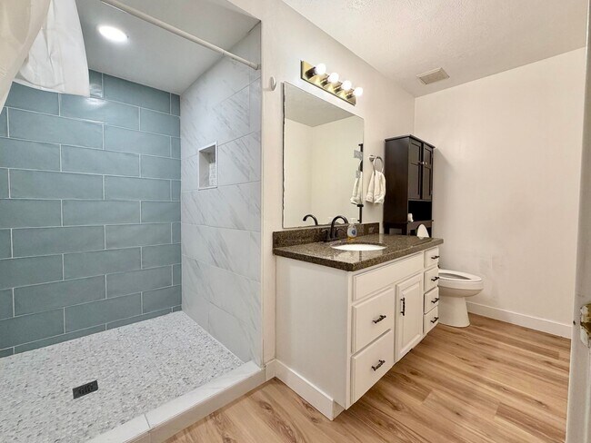 Building Photo - 8758 Oak Park Cir