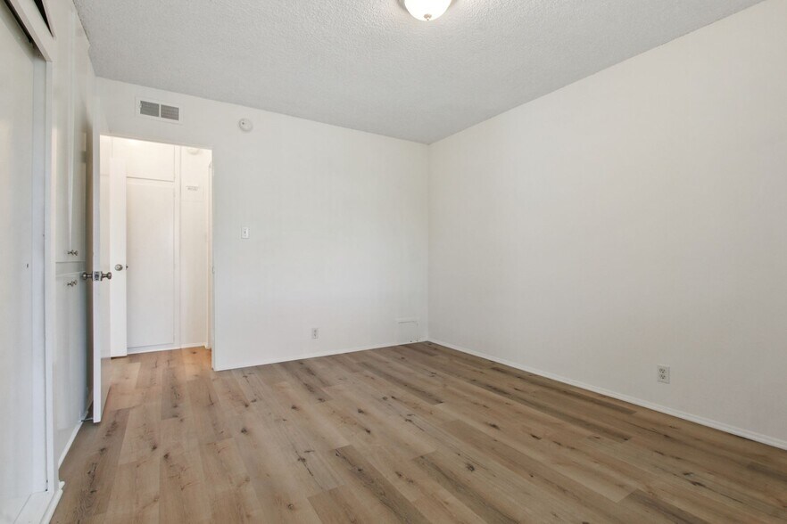 Building Photo - 744 S Windsor Blvd