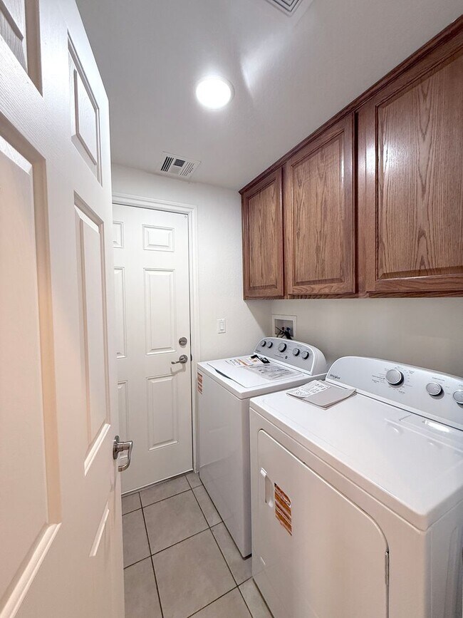 Building Photo - Beautiful 3 bedroom 2.5 bath Home in Provi...
