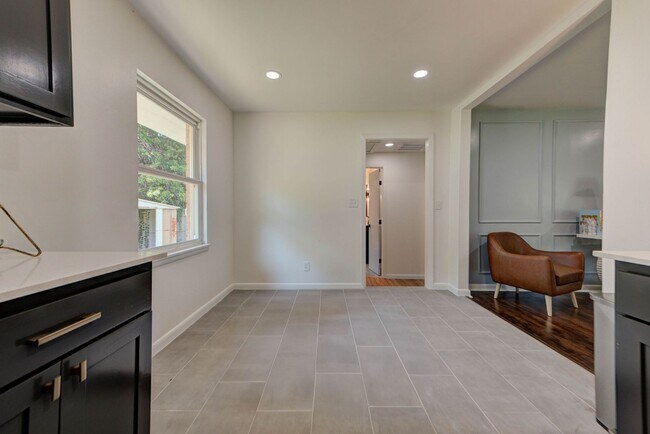 Building Photo - Fully Renovated 4 Bed, 2 Bath Just Minutes from Campus