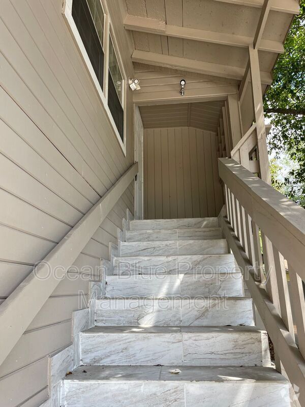 Building Photo - 206 E Ida St