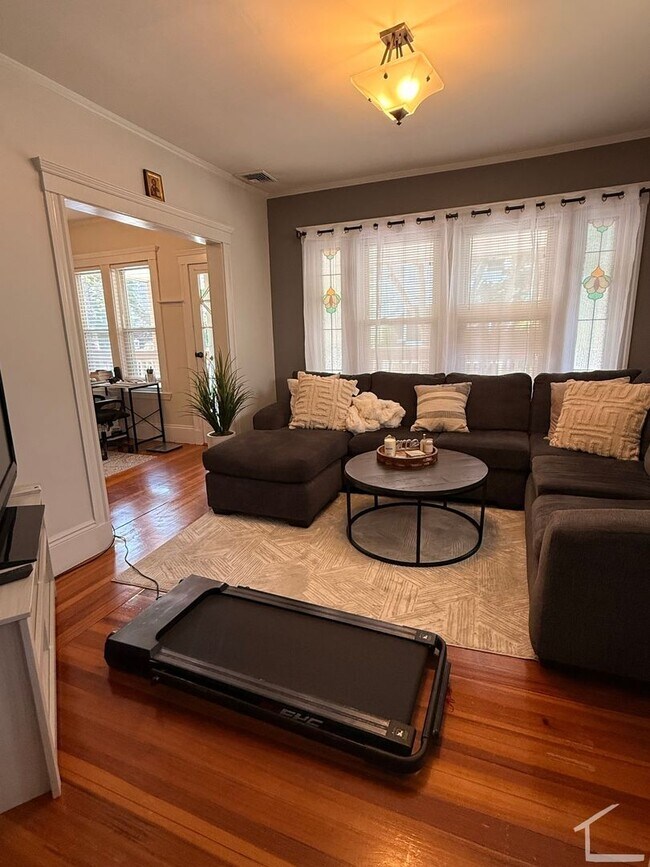 Building Photo - Beautiful, Spacious 2.5 bed in Brighton w/ Parking and Private Laundry!
