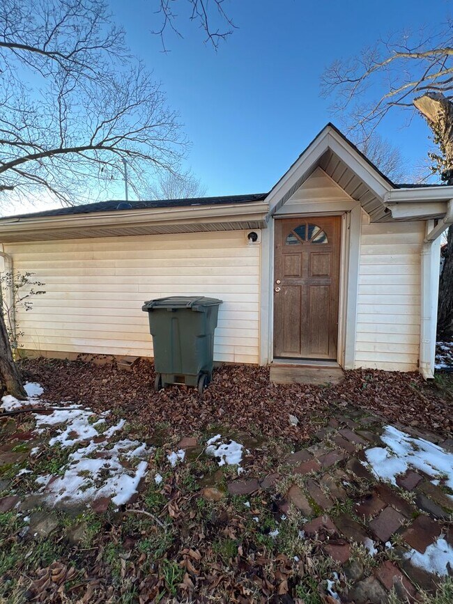 Building Photo - ONE BEDROOM, ONE BATH CUTE HOUSE IN PORTLAND!