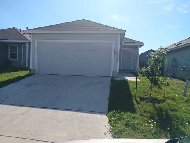 Building Photo - Modern 4 Bedroom Home in Silos Community!