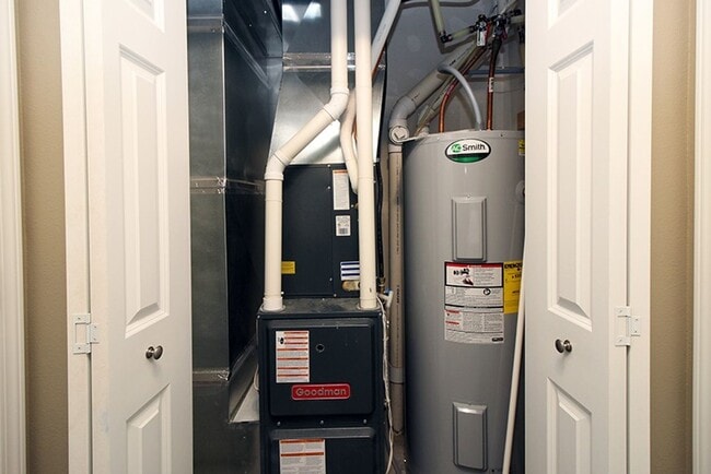 Building Photo - Reserve this Twin Home in a COZY Neighborhood Available Now!