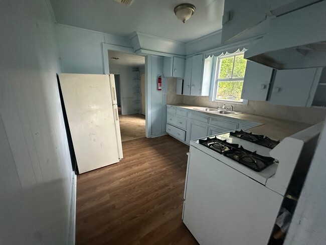 Building Photo - 4-bedroom, 2 bathroom home AVAILABLE NOW!