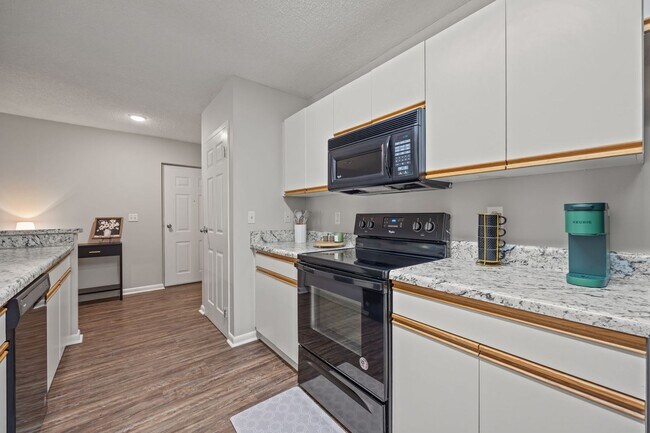 Building Photo - FULLY FURNISHED EXCLUSIVE SHORT AND MIDTERM RENTAL ONLY!