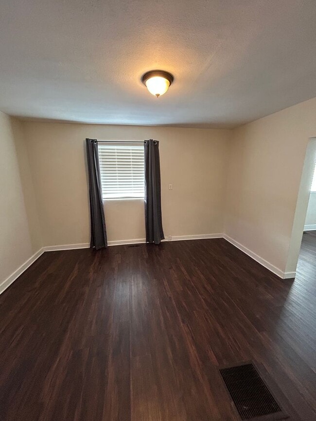 Building Photo - 1121 E 3rd St