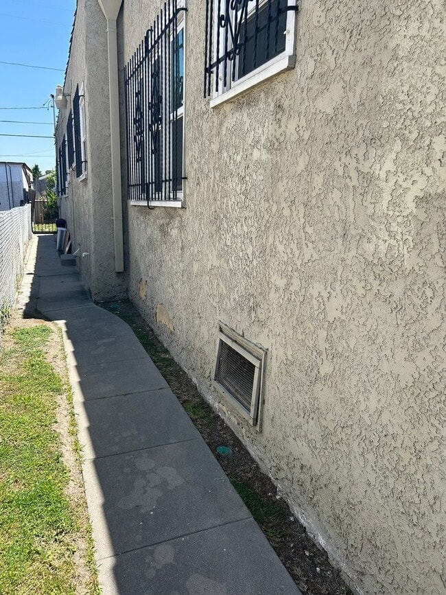 Building Photo - 5824 3rd Ave