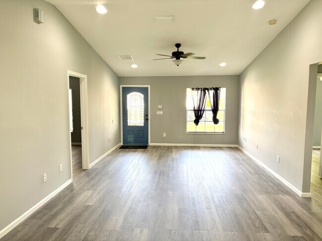 Building Photo - 2872 SW Fluvia St