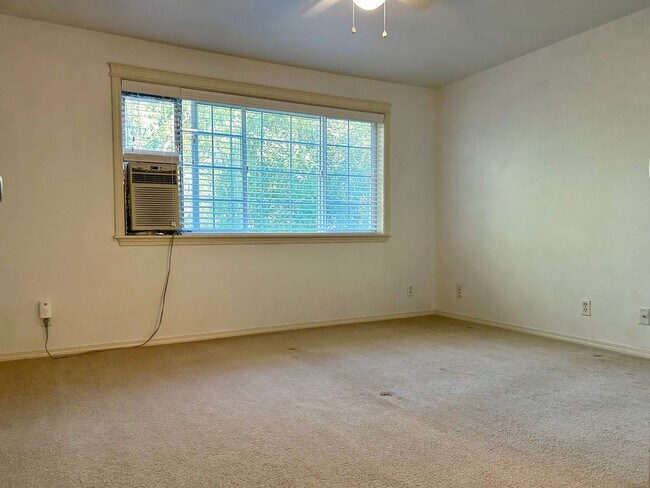 Building Photo - Beautiful Three Bedroom Townhome