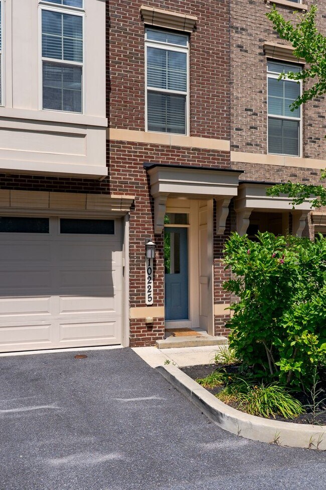 Building Photo - 10225 Hilltop Ascent Dr