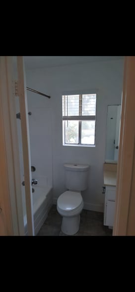 Bath - 1501 E Fairfield Ct