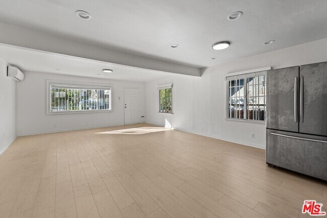 Building Photo - 1128 Irolo St