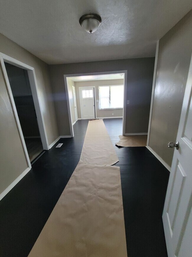 Building Photo - Cute 4 bedroom House
